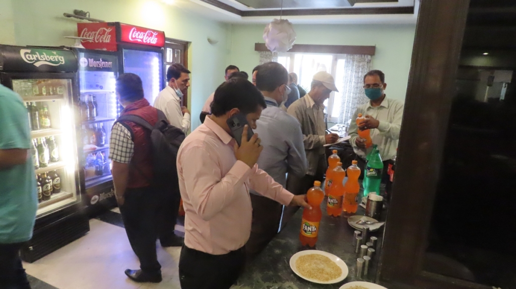 म्याद गुज्रेका र फोहोर भान्छाको खाना खुवाउँदै होटल (भिडियोसहित)