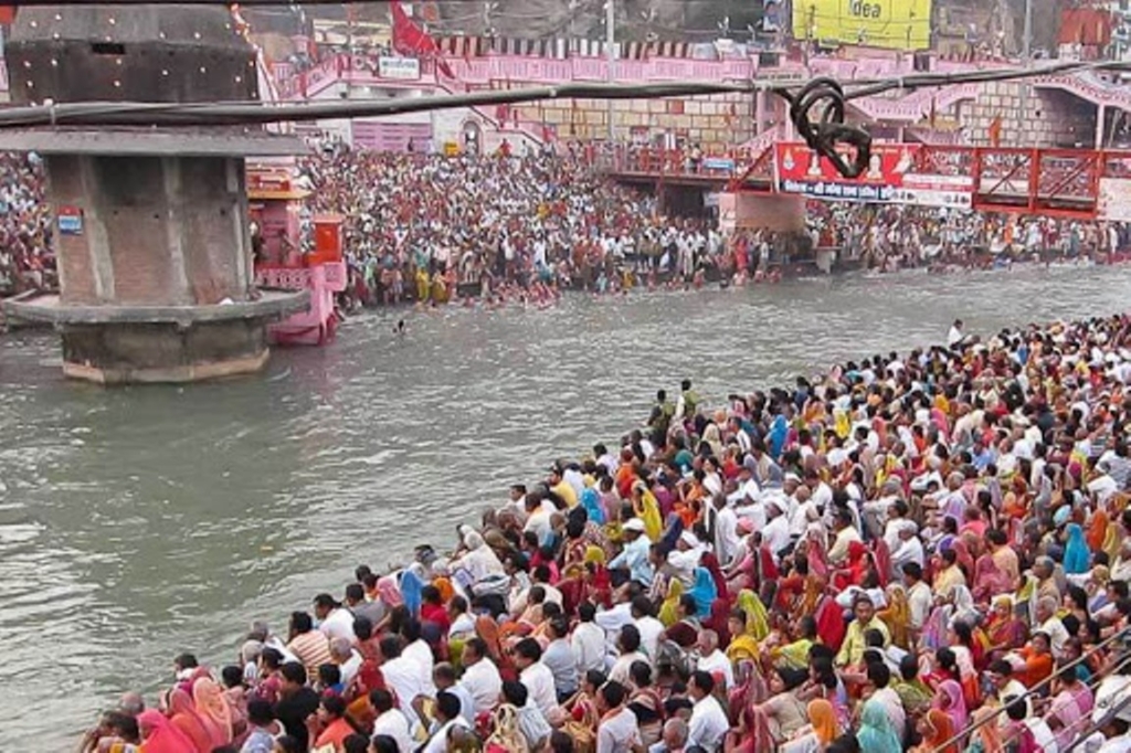 महाशिवरात्रिको रौनकः गङ्गामा लाखौंले गरे “शाही स्नान”