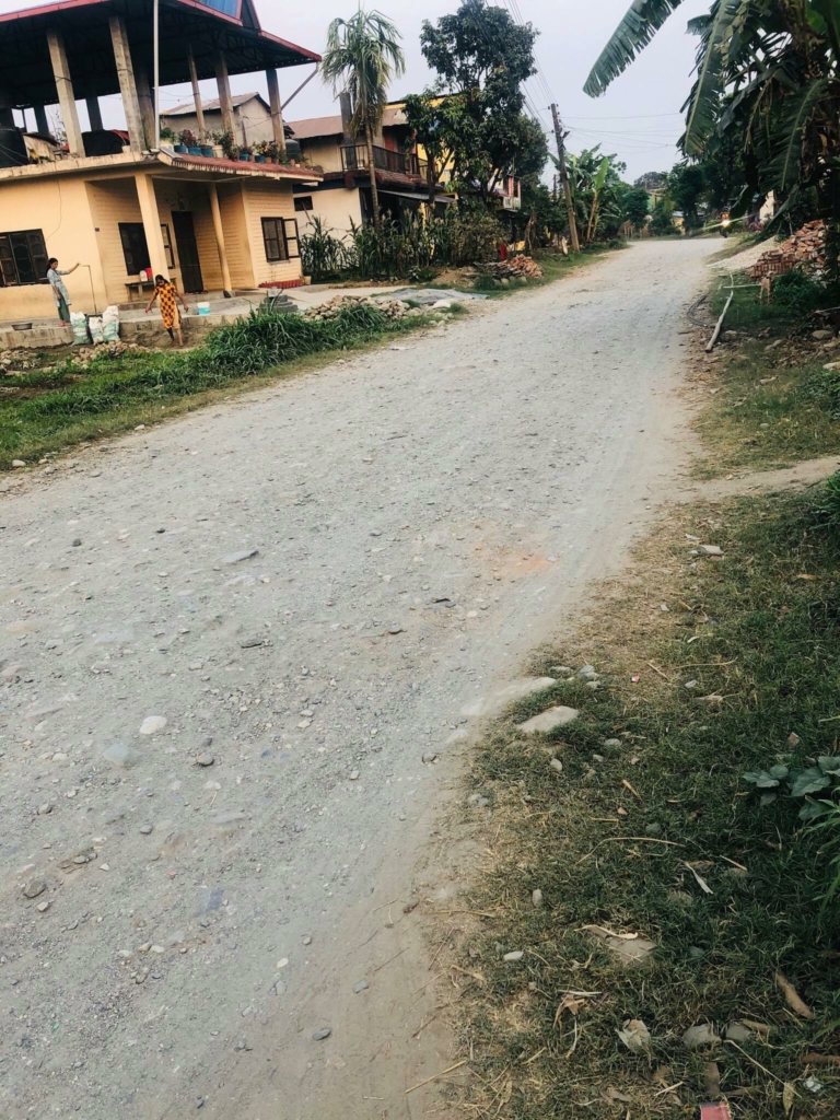 चितवनको रत्ननगरमा सडक निर्माणमा ढिलासुस्ती हुँदा स्थानीयलाई समस्या