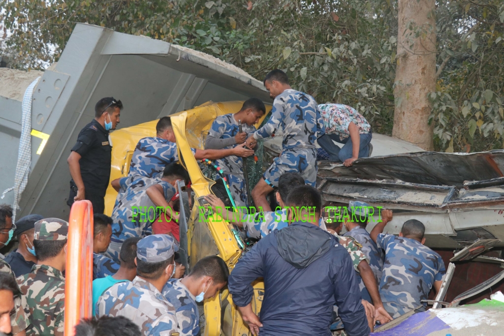 कोहलपुरमा बस र टिपर ठोकिँदा पाँचको मृत्यु, ४१ घाइते
