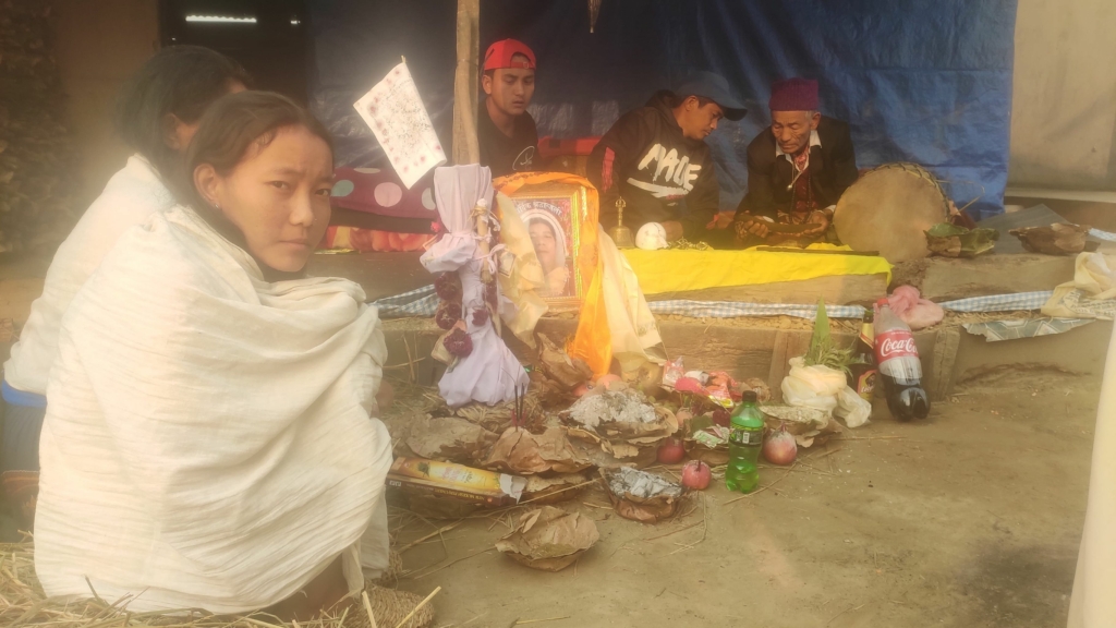 चितवनको खैरहनीमा बाबुको किरिया गर्दै १७ वर्षिय छोरी