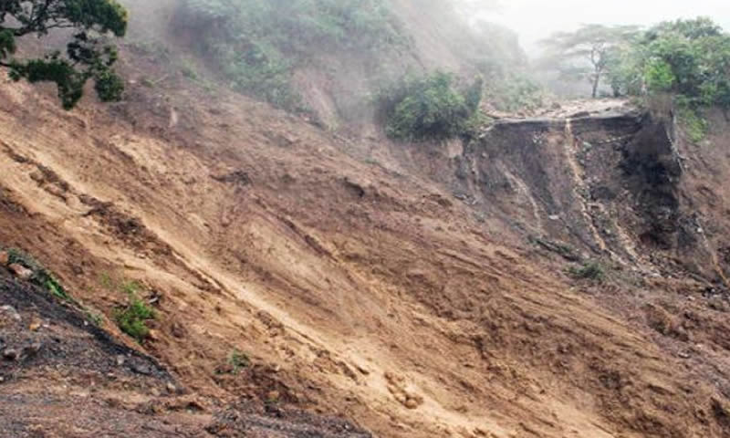 कर्णाली राजमार्गमा पहिरो जाँदा अवरुद्ध