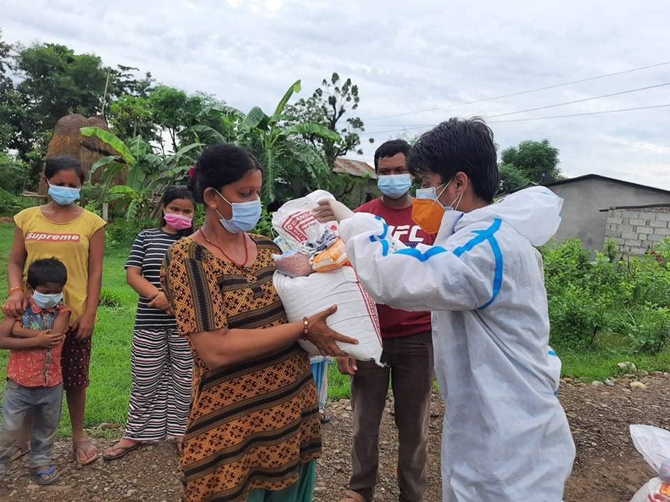 चितवनका विभिन्न ठाउँका सुकुमबासी ५० परिवारलाई खाद्यान्न सहयोग