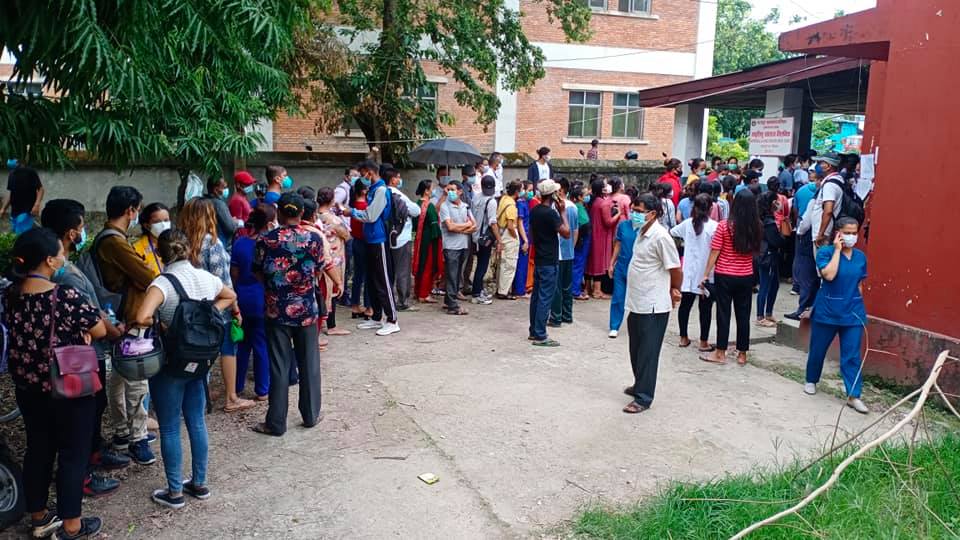 चितवनमा खोपको क्रेज: अघिल्लोपटक खोप लाए मरिन्छ भन्नेहरु पनि लाइनमा देखिए