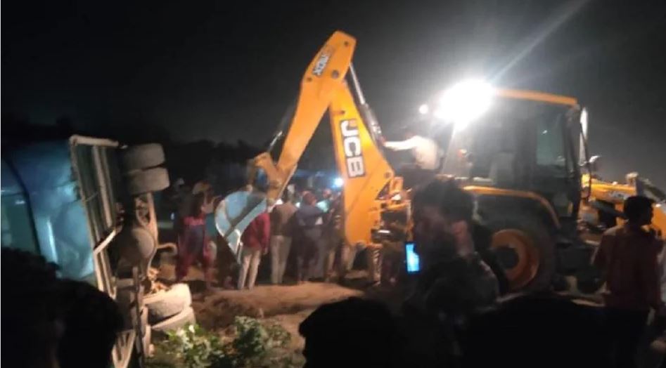 भारतको उत्तरप्रदेशमा यात्रुबस र लोडर ठोक्किँदा १७ जनाको मृत्यु,६ जना घाइते