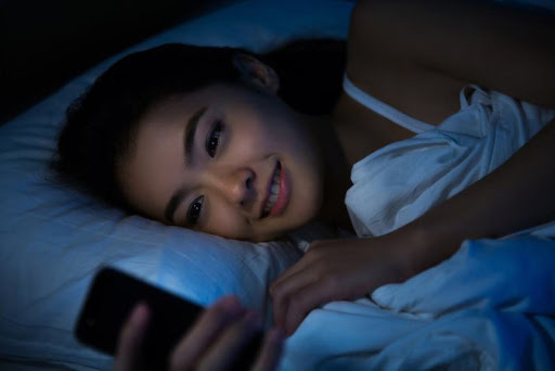 राती सुत्ने बेलामा मोबाईल चलाउने बानी छ ? हुनसक्छ यस्तो हानी