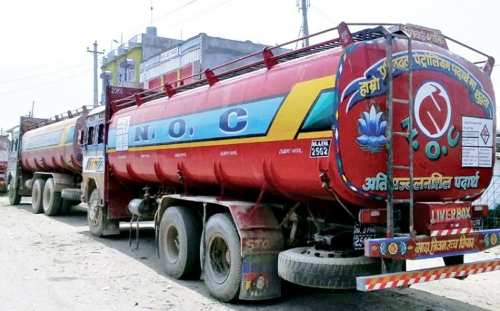 कोरोनाको खोप नपाएको भन्दै ट्यांकर चालकले रोके पेट्रोलियम पदार्थको ढुवानी