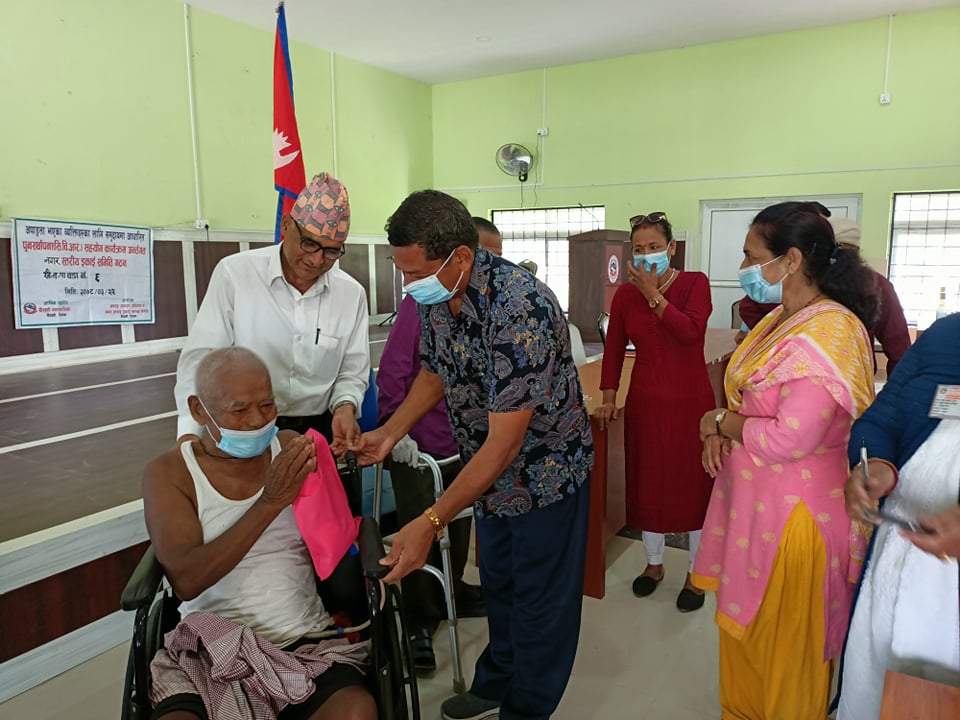 खैरहनीमा अपांगता भएका १२ जनालार्ई ह्वील चियर