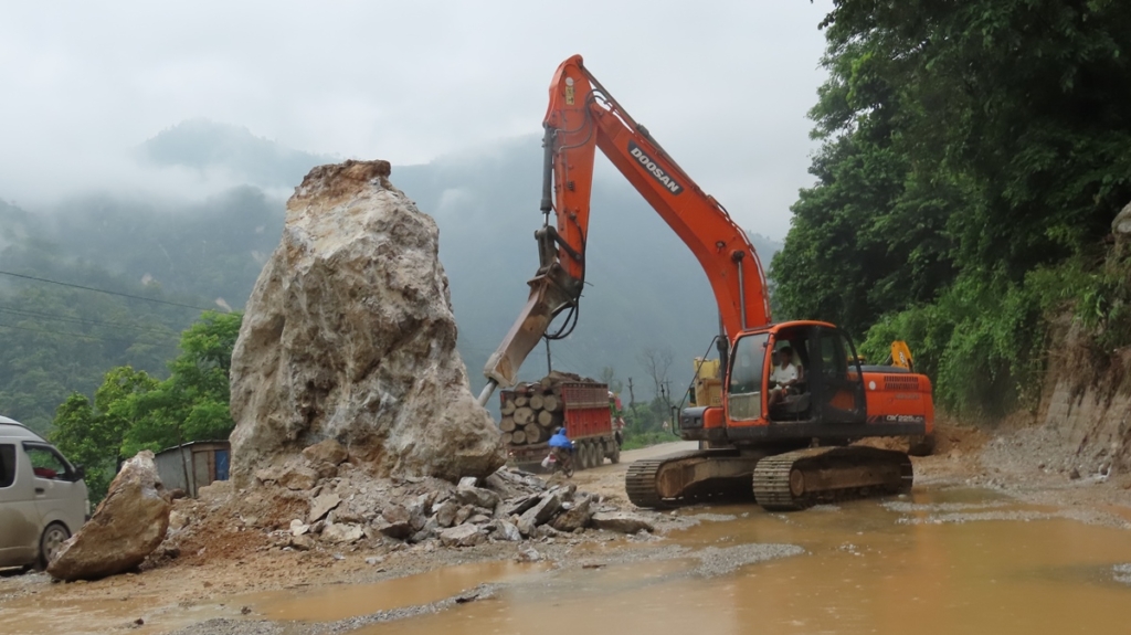नारायणगढ–मुग्लिन सडकको ढुङ्गा फुटाउन सकस, एक हप्तादेखि फुटाउने काम निरन्तर (फोटो/भिडियोसहित)