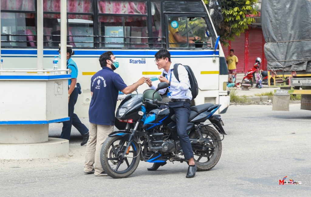 नारायणगढमा माक्स नलगाइ हिँड्नेहरुलाई माक्स वितरण तथा सचेतना (फोटोफिचर)