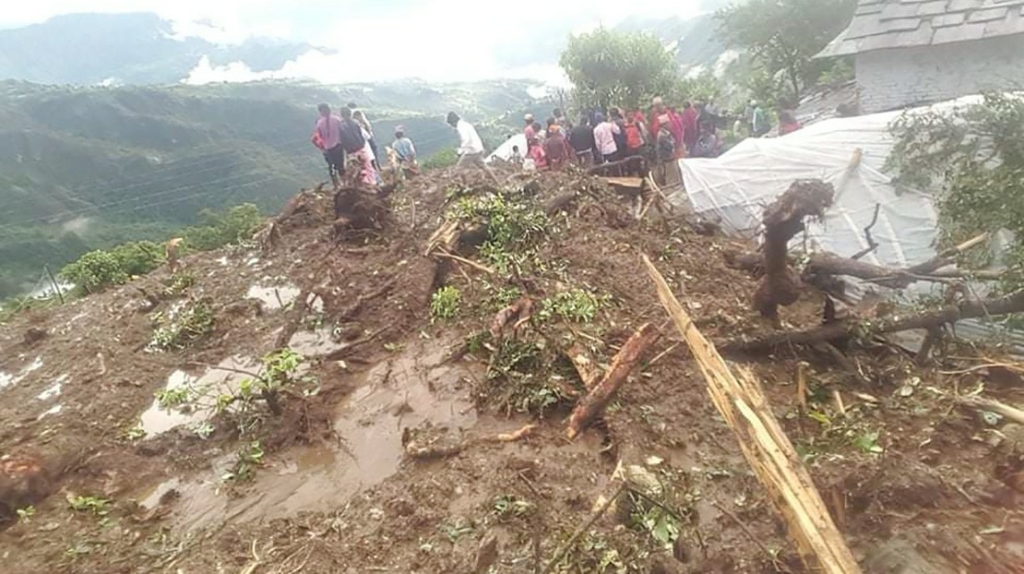 बझाङमा पहिरोको बितण्डा, ठाउँठाउँमा पहिरो