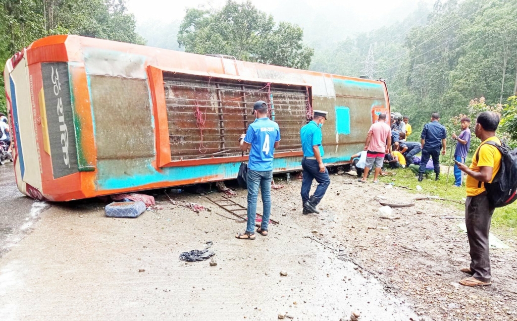 ब्रेक फेल हुँदा बस दुर्घटनाः चालकको मृत्यु, आठ घाइते