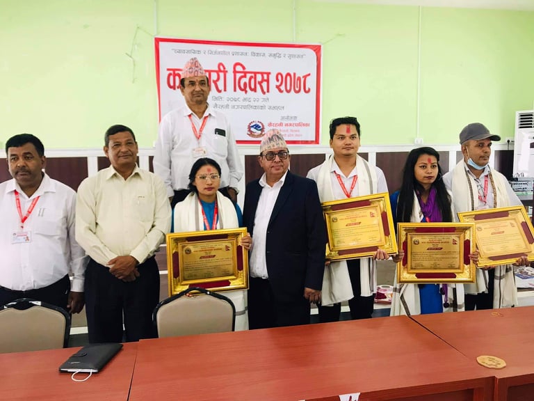खैरहनी नगरपालिकामा उत्कृष्ट कार्य गर्ने पाँच कर्मचारी सम्मानित