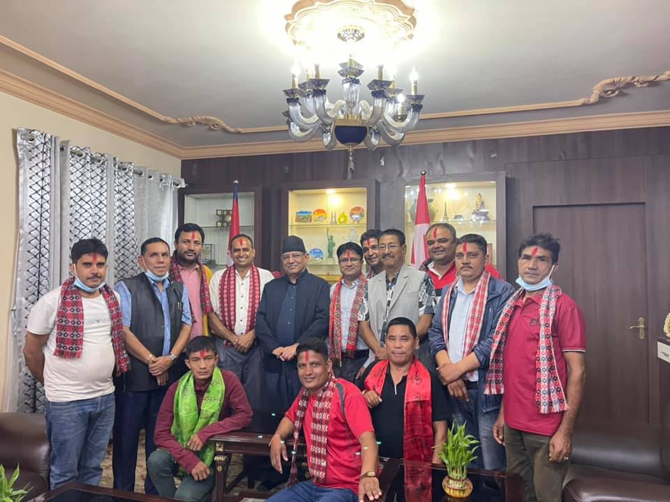 माओवादी केन्द्र छाडेका चितवनका दुई नेता फेरि मूल पार्टीमा नै फर्किए, प्रचण्डले गरे स्वागत