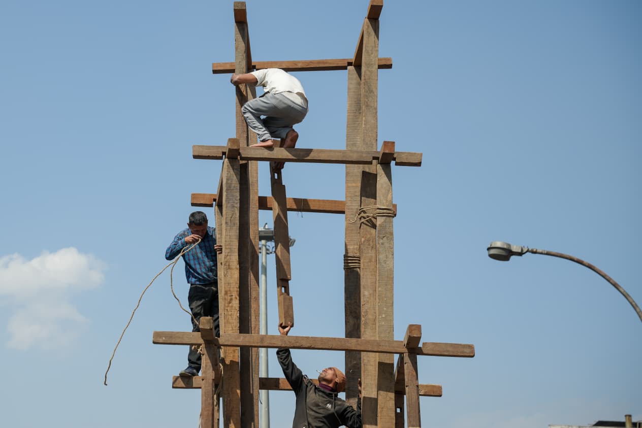 सेतो मच्छिन्द्रनाथको रथ तयार गरिँदै (तस्बिरहरू) Seto Machhindrako Rath Nepal Photo Library 12