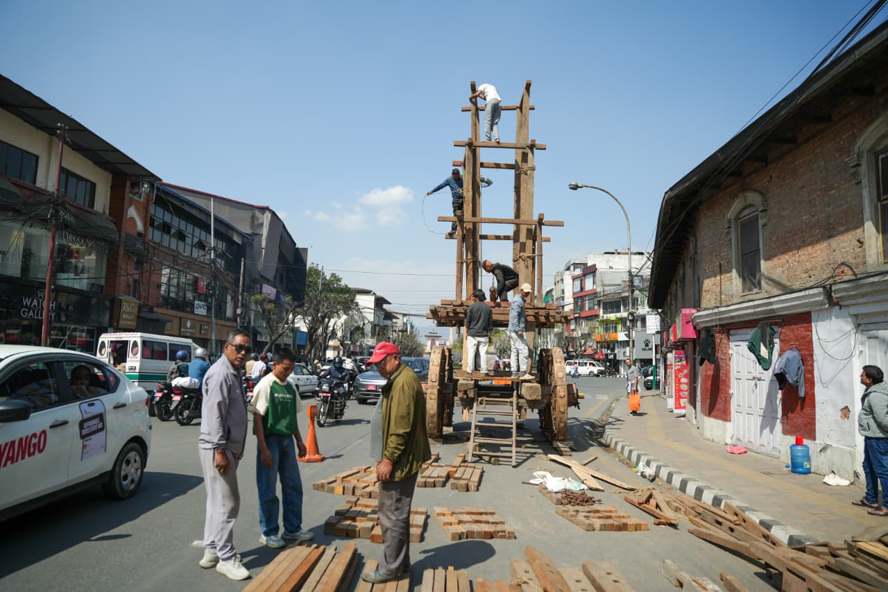 सेतो मच्छिन्द्रनाथको रथ तयार गरिँदै (तस्बिरहरू) Seto Machhindrako Rath Nepal Photo Library 13