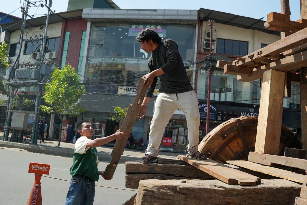सेतो मच्छिन्द्रनाथको रथ तयार गरिँदै (तस्बिरहरू) Seto Machhindrako Rath Nepal Photo Library 7