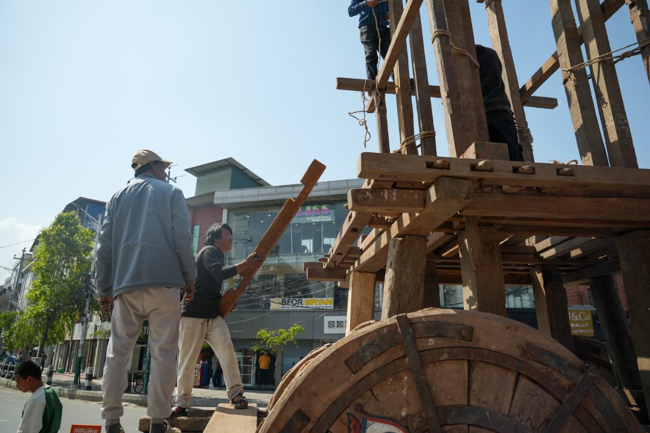 सेतो मच्छिन्द्रनाथको रथ तयार गरिँदै (तस्बिरहरू) Seto Machhindrako Rath Nepal Photo Library 9